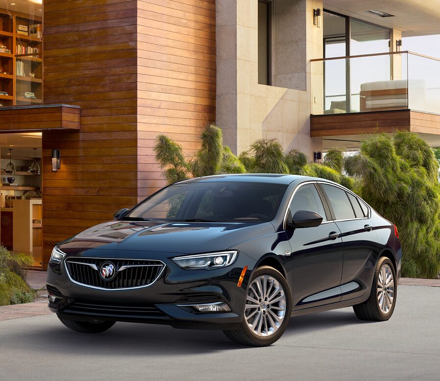Image of the 2018 Buick Regal mid-size luxury sedan.