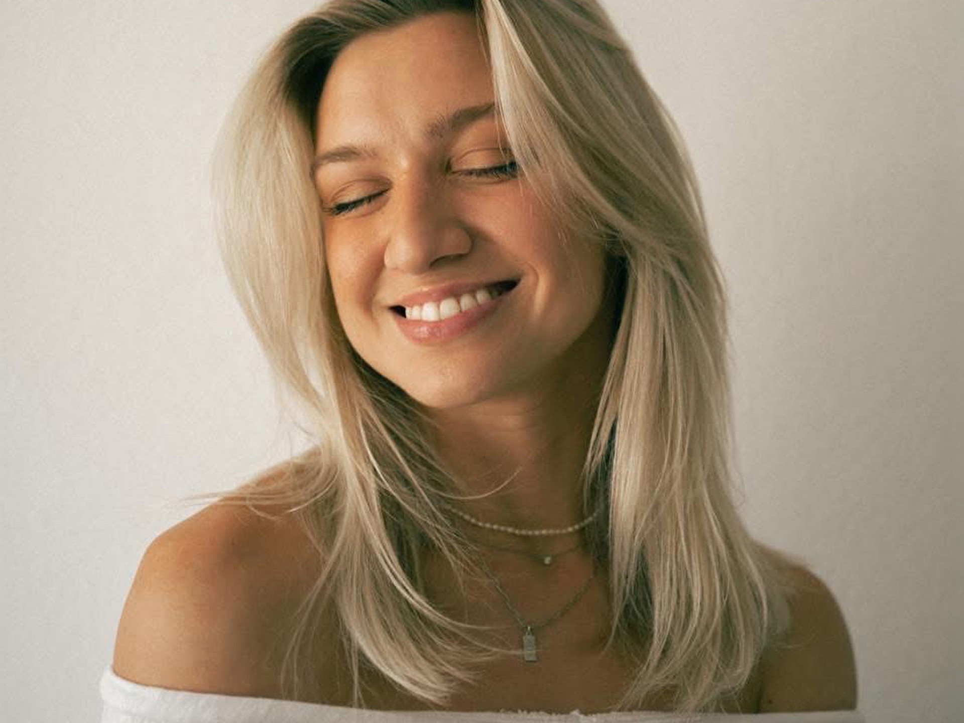 Head-shot Picture of the Influencer Anna Sitar Smiling