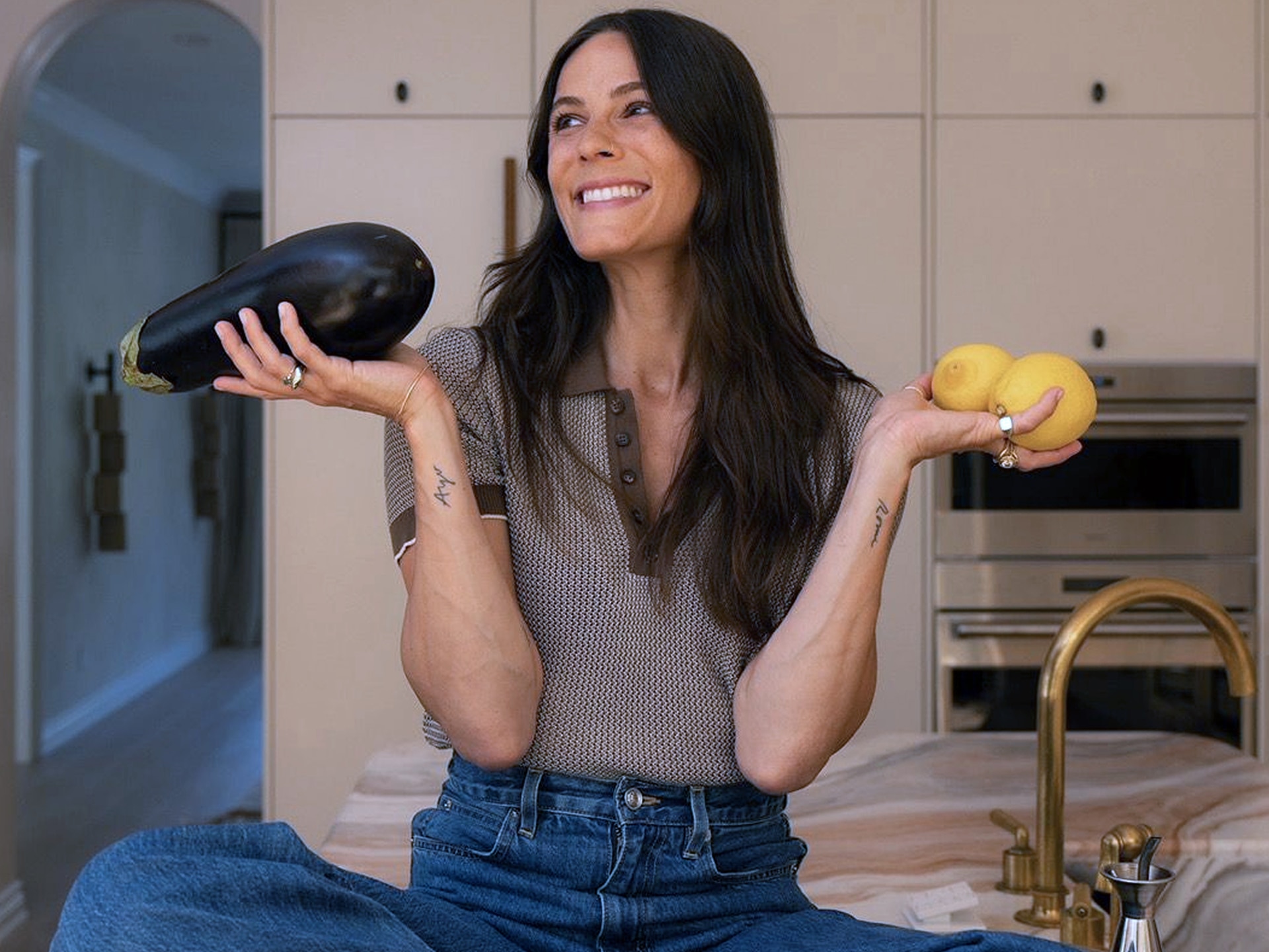 Head-shot Picture of the Influencer Eden Grinshpan Smiling Holding Vegetables