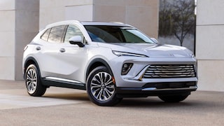 Front Three-Quarters View of 2024 Buick Envision Parked in Front of a Building