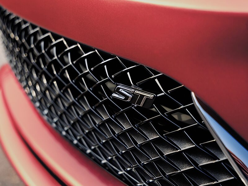 Close-Up on the Grille and ST Nameplate of the Buick Envista