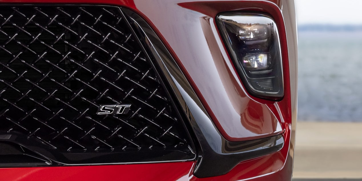 Close-up of the Front Grille of a 2025 Buick Enclave and ST Badging