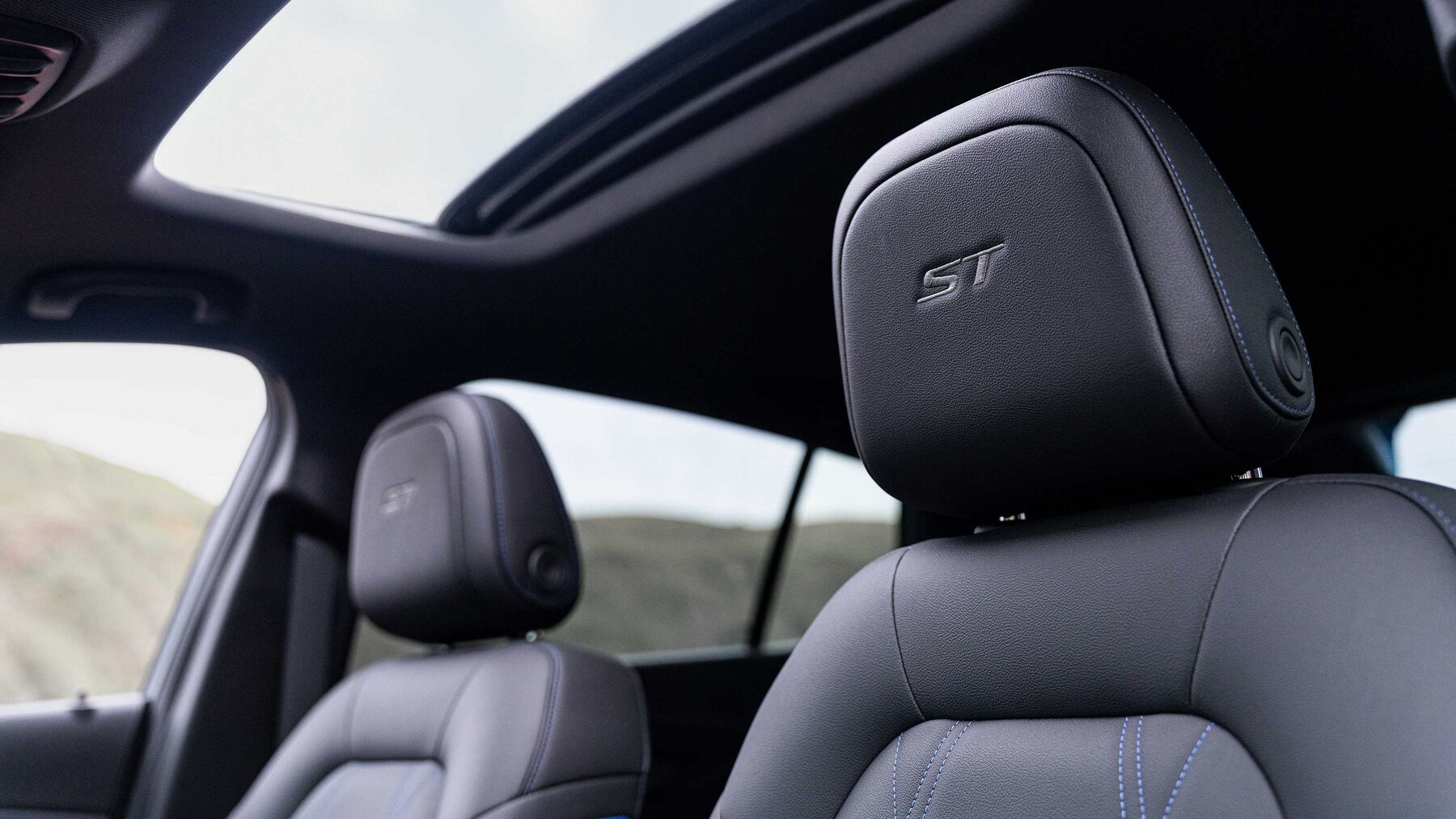 2025 Buick enivista st headrests